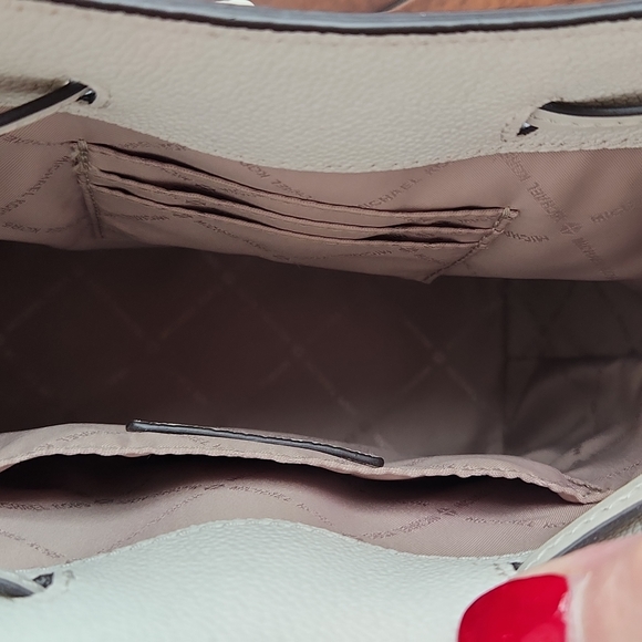 Micheal Kors Bucket Purse - Picture 5 of 7